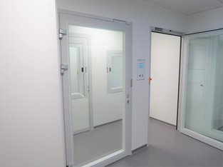  Cleanroom Technology: Doors